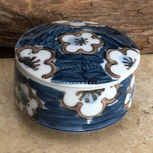 1977 Seymour Mann Covered Porcelain Trinket Dish